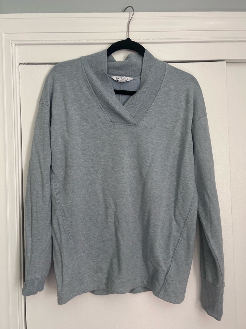 Athleta Light Gray V-Neck Women’s Pullover Sweater